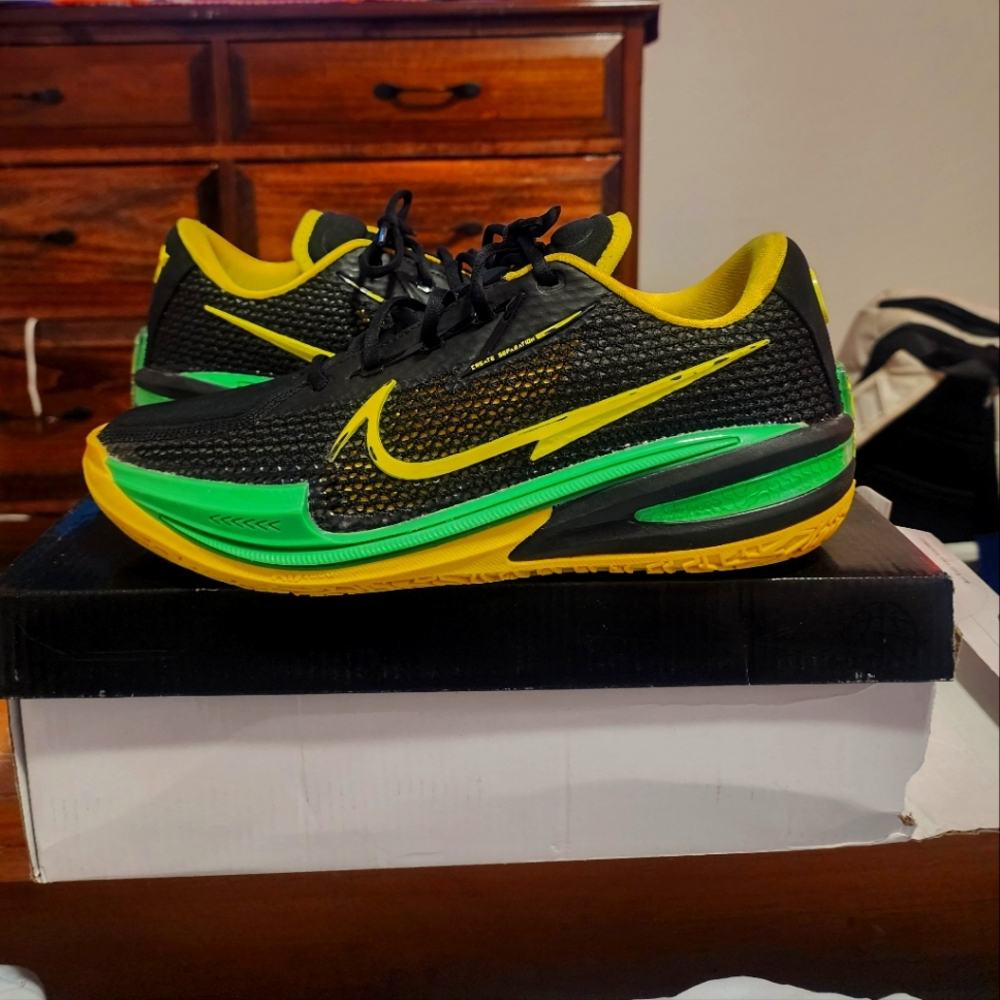 9.5 mens nike basketball shoes, Oregon colors, gently worn